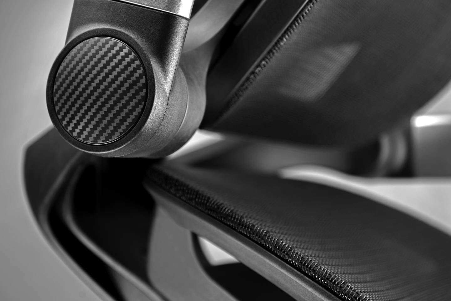 Gaming Chairs - COUGAR Speeder One Ergonomic Gaming Chair: Body Friendly Mesh 2D Armrests Lumbar Support Adjustable Height Class 4 Gas Lift Cylinder Plus Size Wheels Black – Bild 6