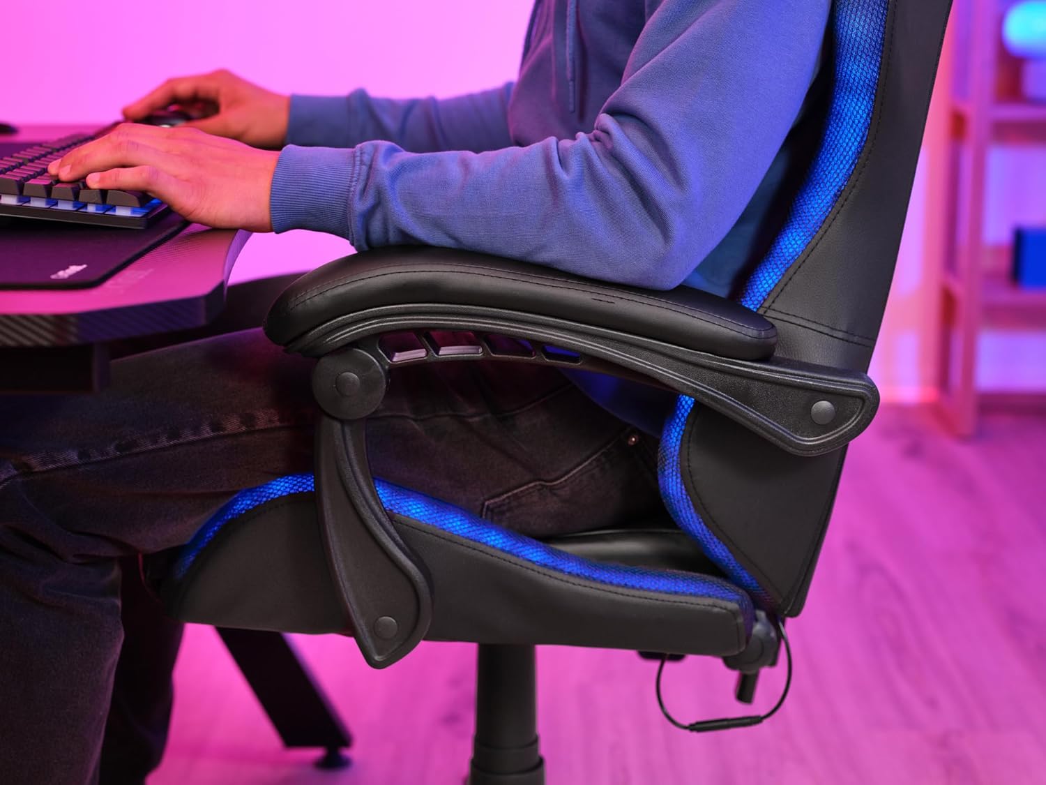 Gaming Chairs - GXTrust 704 Roniq Gaming Stuhl LED, 178 Farben und Effekten, Gepolsterte Armlehnen, Verstellbare Höhe und Rückenlehne, Gaming Chair Schreibtischstuhl mit RGB-Beleuchtung, Schwarz – Bild 7