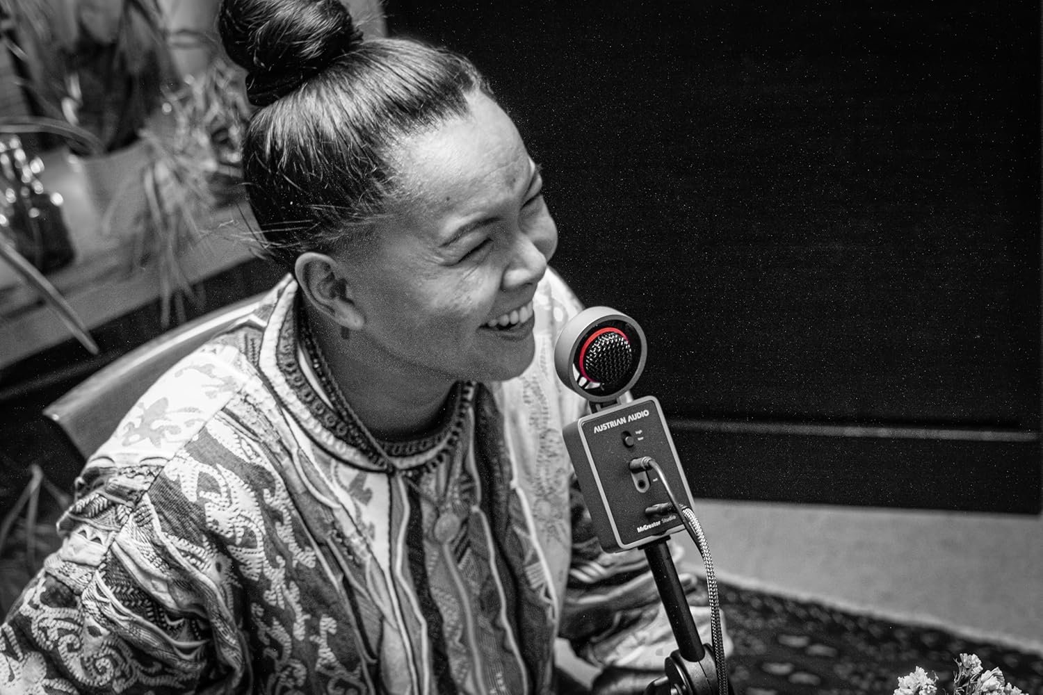 Streaming-Equipment - Austrian Audio | MiCreator Studio | Studio Condenser Microphone & USB-C Audio Interface | Plug and Play, 48kHz/24-bit, Max 130dB SPL, 2x In/Out, Direct Monitoring, Swivel Head – Bild 8